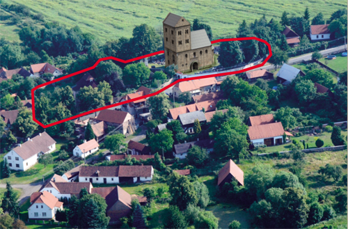 Pravděpodobný obvod zaniklého areálu tvrze s vložením původního kostela